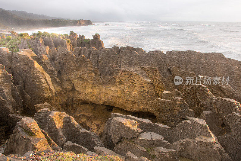 Punakaiki 2的煎饼岩气孔